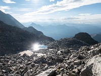 Kurz vor dem Pass biegen wir rechts ab und steigen weglos in einem grossen Bogen hinauf ... : Basòdino