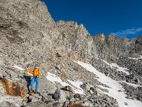 ... zuerst Richtung Passo d'Antabia (im Bild ganz rechts), dann in der Falllinie zwischen den Tamierhörnern (3068 m und 3087 m) das Geröll hoch. : Basòdino