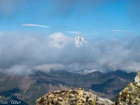Ein steiler Zahn guckt durch die Wolken. : Basòdino