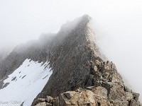 Der Grat wird etwas ausgesetzer, Wolken umspielen den Gipfel. Einfach magisch! : Basòdino