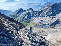 Die Kletterei ist geschafft, auf Wegspuren geht es nun auf den Grat. : Bifertenstock