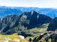 Blick nach Westen über den Gaggio (2267 m) hinein ins Valle Mesolcina. Weit hinten winken sogar die Bergeller Granitzacken. : Cima dell'Uomo