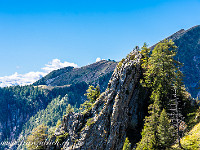 Später am Tag erwacht der Klettersteig zum Leben und es tummeln sich einige Berggänger an den Felszacken. : Cima dell'Uomo