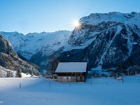 Endlich, die ersten Sonnenstrahlen am Titlis. : Grottenweg Engelberg