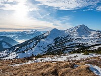 Eine Nachmittagstour an einem schönen Sonntag anfangs Februar. Ich wandere vom Langis auf den Rickhubel. In der Ferne ist der Fürstein (rechts) zu sehen. : Schneeschuhtour Fürstein