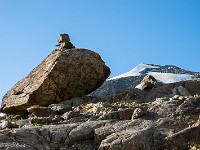 Ich turne weiter über vom Gletscher geschliffene Felsplatten und grobes Geröll. Im Hintergrund der Vordre Tierberg (3090 m). : Giglistock