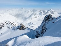 Es liegt Saharastaub in der Luft, weshalb die Fernsicht eingeschränkt ist. : Schneeschuhtour Grialetsch