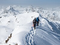 Beim Abstieg auf dem Gipfelgrat. : Schneeschuhtour Grialetsch