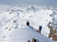 Beim Abstieg sichern wir an einem Felsklotz am Grat - dann geht es links hinunter. : Schneeschuhtour Grialetsch