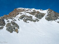 Gipfelflanke des Piz Grialetsch (3131 m): Hier müssen wir hoch. Am linken Bildrand zuerst auf der Rippe, dann etwas nach rechts queren und steil über Schnee und Fels hoch zur Wächte. : Schneeschuhtour Grialetsch