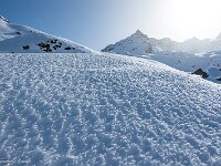 Der Wind arbeitet unablässig am Schnee. : Schneeschuhtour Grialetsch