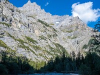 Das Gasteretal ist eine geschützte Auenlandschaft, und die Kander bahnt sich jedes Jahr einen Weg durch den Talboden. : Lötschenpass