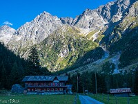 Berghotel Gasteretal, darüber thront das Sackhorn (3204 m). Es gibt insgesamt drei Berghotels (Waldhaus, Steinbock, Gasteretal), die Übernachtung in einfachen Zimmern oder Massenlager anbieten. Geöffnet nur im Sommer bis ca. anfangs Oktober. : Lötschenpass
