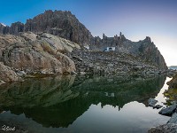 Frühmorgens mache ich mich auf, um die friedliche Stimmung mit der Kamera einzufangen. : Nepali Highway, Sidelenhütte