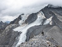 Ab da geht es steil die Geröllflanke hoch, über loses Gestein und Felsplatten (T4+). Einige Steinmänner und Wegspuren erleichtern die Orientieung. Nach 2.5 Stunden stehe ich auf dem Gipfel des Ober Tatelishorn, 2961 m. Die Pause ist nur kurz, da zügig und kalt. Der Gletscher im Vordergrund zieht vom Altels herunter und ist namenlos, dahinter der Balmhorngletscher. : Obers Tatelishore 2026