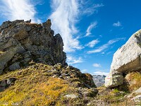 Auf dem Passo Sassello, 2336 m, der das Lavizzaratal mit der oberen Leventina verbindet. "Leichter begehbar als die nahe gelegenen Pässe Campolungo und Naret, diente der Passo S. v. a. bis zur Eröffnung der Gotthardbahn 1882 dem Warenaustausch zwischen den Bauern der beiden Täler, dem Viehtrieb (im Gebiet befinden sich zahlreiche Alpen) und für die Einwohner des Maggiatals als Zugang zum Gotthard." (Auszug aus dem Historischen Lexikon der Schweiz HLS) : Passo Sassello, Passo dei Sassi