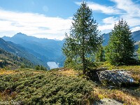 Lago del Sambuco. Die Wegmarkierung Richtung Nordwesten wechselt nun auf weiss-blau-weiss. : Passo Sassello, Passo dei Sassi