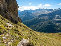 Hier verliert sich der Pfad und ich steige in einem weiten Bogen durch eine Grasplangge hoch unter eine Felswand, wo ich verblasste gelbe Markierungen (und weiter oben weiss-rot-weiss) sowie Wegspuren antreffe. : Passo Sassello, Passo dei Sassi