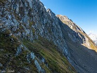 Der Abstieg durch die Nordflanke ist steil und jetzt im Herbst feucht, da sie vollkommen im Schatten liegt. Ein gut erkennbares und luftiges Weglein führt in vielen Kehren nach unten, dann gibt es eine Querung nach links. : Passo Sassello, Passo dei Sassi