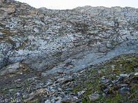 Fast am Ende der Querung hat ein Rutsch (es sieht aus wie nach einem starken Gewitter) feines Geröll, Sand und Erdkrumen auf die plattige Felsflanke verteilt (dunkle Stelle etwas rechts oberhalb der Mitte). Eine etwa 5 m lange und sehr ausgesetzte Stelle hat es in sich, und ich bin wieder einmal froh, dass ich den (Eis-) Pickel dabei habe. : Passo Sassello, Passo dei Sassi