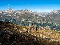 Der Abstieg vom Passo dei Sassi wird mit T4 angegeben, ich würde ihn wegen der Ausgesetztheit (und der erwähnten Stelle) eher mit T5 oder gar T5+ bewerten. Für Gruppen empfehle ich die Tour in umgekehrter Richtung, um selbst verursachten Steinschlag besser im Griff zu haben. Blick zum Gotthardpass. : Passo Sassello, Passo dei Sassi