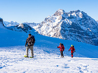 Vor allem im Schatten liegt schöner Pulverschnee - das lieben nicht nur die Skifahrer, sondern auch wir Schneeschüenler. : OGH, Schilt, Schneeschuhtour, Winter