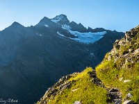 Ich folge zuerst dem weiss-blau-weiss markierten Alpinwanderweg Richtung Guferjoch / Sustlihütte. Hinten der Stucklistock (3313 m) mit dem Tschingelfirn. : Sustenlochspitz
