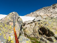 Bald bin ich wieder beim Felsband angelangt. Das Abklettern erspare ich mir und seile 3x 15 m ab. Die 1. und 3. Abseilstelle sind mit Bohrhaken und Kette eingerichtet, die Mittlere besteht aus einer Zackenschlinge und einem alten Fixseil. : Sustenlochspitz