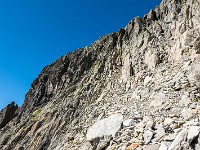 Bald stehe ich vor dem Felsband, das in leichter Kletterei (2a) überwunden werden muss. Am besten geht es eher links, wo sich auch die Abseilpiste befindet (3x ca. 15 m). Wer sieht die Kletterer im Aufstieg? : Sustenlochspitz