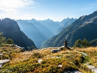 Die Capanna Efra ist an einem Westhang auf 2039 m gelegen, was farbenprächtige (und späte) Sonnenuntergänge verspricht. : Via Alta Verzasca 2025