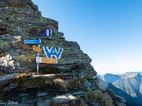 Bei der Bocchetta dello Scaiee (2434 m) geht es richtig los: Entgegen dem blauen Wegweiser nicht nach links, sondern direkt die Gratkante hoch! Diese Etappe wird mit T5 bewertet, was ich so unterschreiben kann. : Via Alta Verzasca 2025