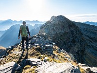 Voraus die Cima die Gagnone, mit 2518 m bereits der höchste Punkt dieser Etappe. Wie man sieht, haben wir den Eispickel dabei, den man hier eher Graspickel nennen könnte. Er dient in den stotzigen Grashängen als Gehstock und könnte als Pickelbremse verwendet werden. : Via Alta Verzasca 2025