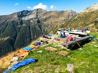 Bis zum Nachtessen (das wir selber kochen: Suppe, Gurke, Tomaten-Spaghetti mit Reibkäse und zum Dessert Birnenweggen) bleibt genug Zeit, Kleider und Schuhe an der Sonne zu trocknen. : Via Alta Verzasca 2025