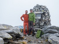 Gipfelfoto auf dem El Ponción Piòta (2439 m). Die schwierigsten und luftigsten Stellen sind geschafft! Es ist genau 10 Uhr, knapp 3 Stunden nach unserem Aufbruch von der Capanna Cornavòsa. Jetzt haben wir endlich eine Pause verdient! : Via Alta Verzasca 2025