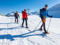 Schneeschuhtour auf das Winterhorn, die ich für den SAC Pilatus (Ortsgruppe Hochdorf) leite. Bei strahlendem Wetter aber bissig kaltem Südwind wandern wir entlang des stillgelegten Skilifts den Berg hoch. : OGH, Schneeschuhtour Winterhorn 2026