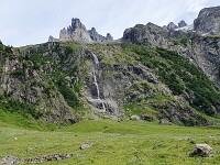 Via Spannorthütte SAC (1956 m) steigen wir hinunter nach Engelberg. In der Höhe winkt nochmals der Gross Spannort. : Bächenstock, Schlossberg, Zwächten