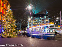 In Zürich fahren sie noch, die Trams, und verleihen der Weihnachtsstimmung einen besonderen Charme. : Weihnacht Beleuchtung Dekoration Winter