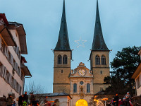 Bei der Hofkirche ist etwas Spezielles los: Die Treppe ist mit unzähligen Kerzen geschmückt. Im Rahmen der Aktion "Eine Million Sterne" wird jeweils am 15. Dezember an über 100 Orten ein Bekenntnis für eine Schweiz abgegeben, Schwache zu unterstützen  und in Not Geratenen zur Seite  zu stehen. : Luzern, Weihnacht