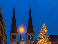 Grosser Weihnachtsbaum bei der Hofkirche. : Luzern, Weihnacht