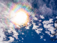 Hohe Cirruswolken - wahrscheinlich Vorboten einer angesagten Kaltfront - ziehen übers Land. In den darin enthaltenen Eiskristallen bricht sich das Sonnenlicht und lässt die Wolken in den schönsten Farben erstrahlen. : Eigenthal, Halo, Himmel, irisierende Wolken