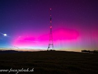 Dass in der Schweiz Polarlichter sichtbar sind, ist selten genug. Dass sie aber so stark sind, wie in der Nacht vom 10. auf den 11. Mai 2024, das grenzt schon fast an ein Wunder. Im Bild der Landessender Beromünster. : Polarlicht Hohenrain