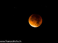 Mondfinsternis vom 28.9.2015: Der Mond ist schon fast ganz verfinstert und erleuchtet kupferfarben die Nacht : Mondfinsternis