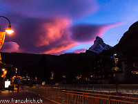 Am Abend des 4. Oktober 2017 - dem Namenstag des Hl. Franziskus - zeigte sich am Himmel ein einmaliges Farbenspektakel. Und ich Glückspilz verlasse soeben mit meiner Familie das Restaurant in Zermatt mit der Kamera in der Hand... : Herbst, Matterhorn, Zermatt