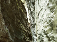 Stellenweise berühren sich die Felswände fast. : Aletschgletscher