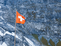 Die Fahne zeigt an, dass die Hütte bewartet ist. : Berghaus Bäregg