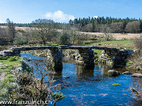 Für Dartmoor typische Clapper Bridge, welche aus grossen Granitplatten errichtet wurde : Schottland England 2015
