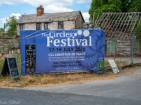 Nicht zu übersehen, die Ankündigung des Festivals. : England 2026