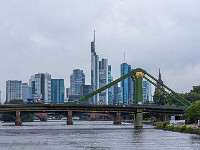 Frankfurter Skyline mit der Flösserbrücke. : Frankfurt