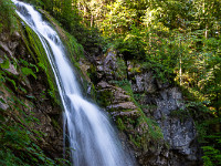 Hinter diesem Wasserfall führt ein Steg durch. : Giessbach