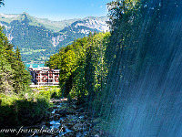 Hinter dem Wasserfall. : Giessbach